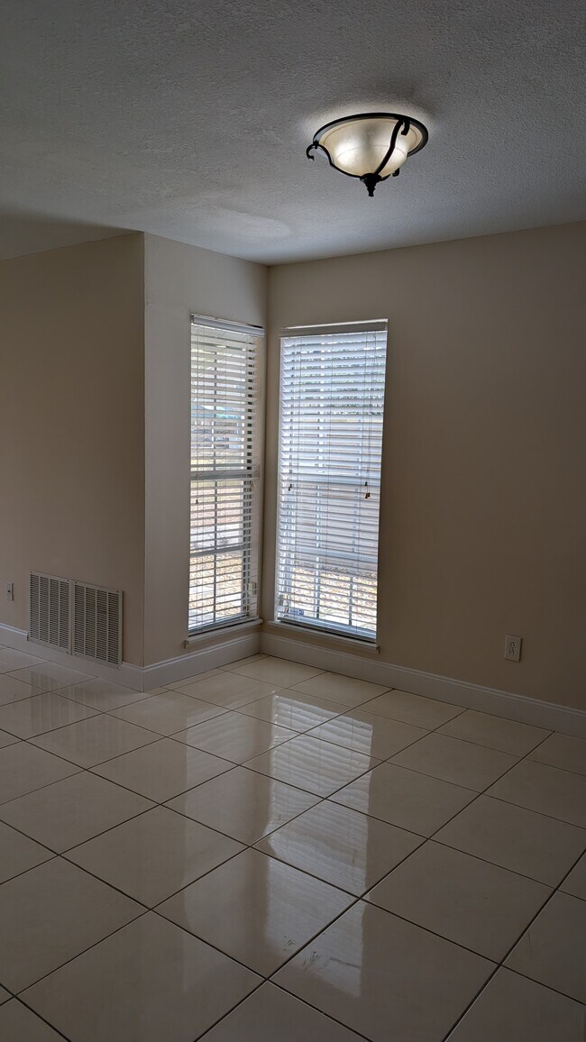 comedor - 6909 Lake Place Ct