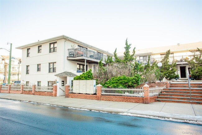 Building Photo - 65 W Broadway