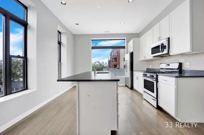 Foto del edificio - Renovated 4 Large bedroom and 2 bath Apart...