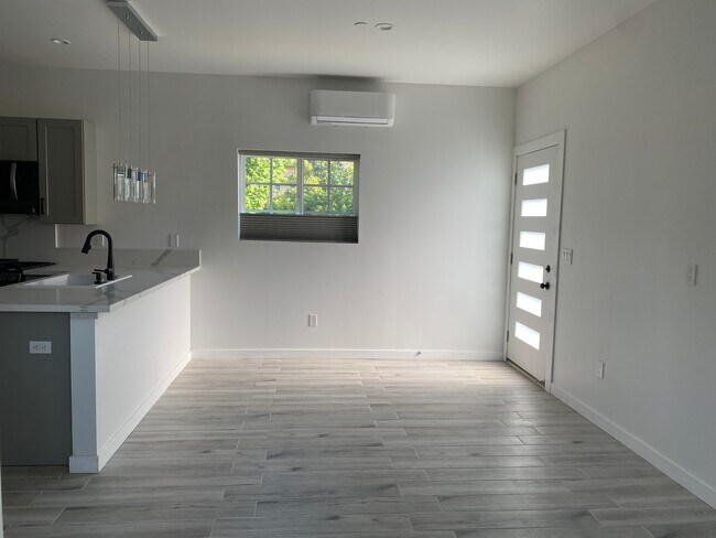 Building Photo - 528 N Oakland Ave