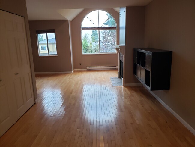 Photo du bâtiment - 845 68th Av W