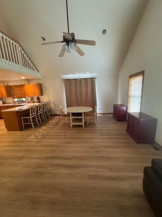 Foto del edificio - Maynardville 37807 - 3 bedroom, 2 bath home with a 3-car garage on 5 acres - Contact Lisa Vineyar...