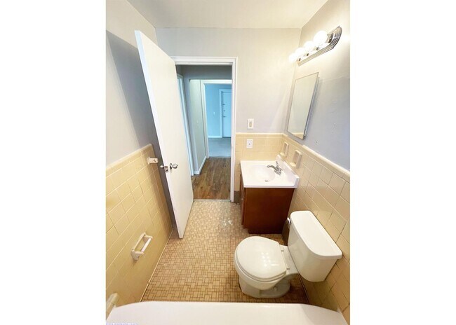 Foto del edificio - 566 Lowell Ave