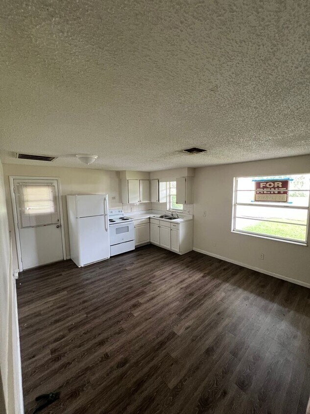 Primary Photo - GORGEOUS 1BR/1BA Zephyrhills Apartments! C...