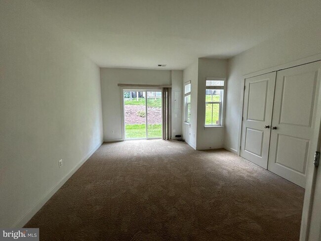 Building Photo - 212 Shamrock Dr