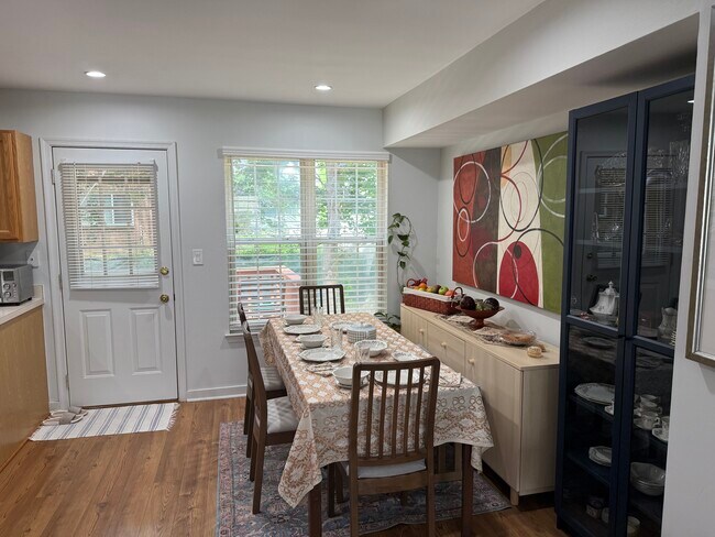 Foto del edificio - 7925 Ridge Ave