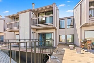 Building Photo - 2101 Shore Line Dr