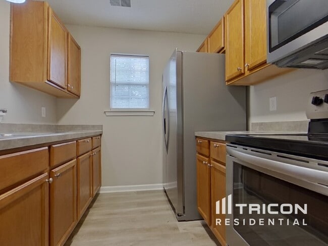 Building Photo - 819 Chablis Dr