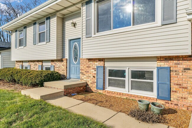 Foto del edificio - Spacious 4-Bedroom Home with Fenced Yard a...
