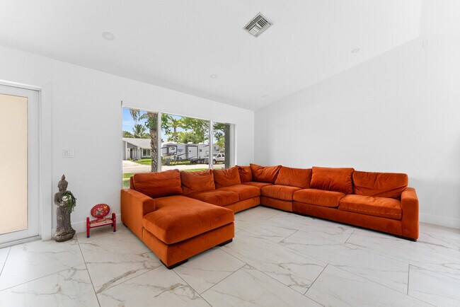 Building Photo - 112 Parkwood Dr