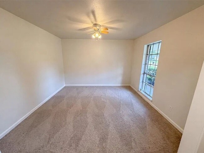 Building Photo - 910 Luella Ave