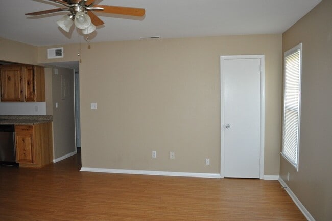 Building Photo - Move-In Ready!