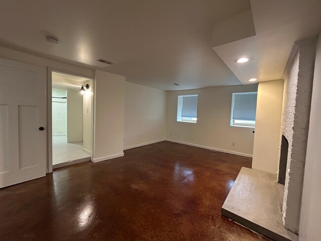 Building Photo - 1 Ten Broeck St
