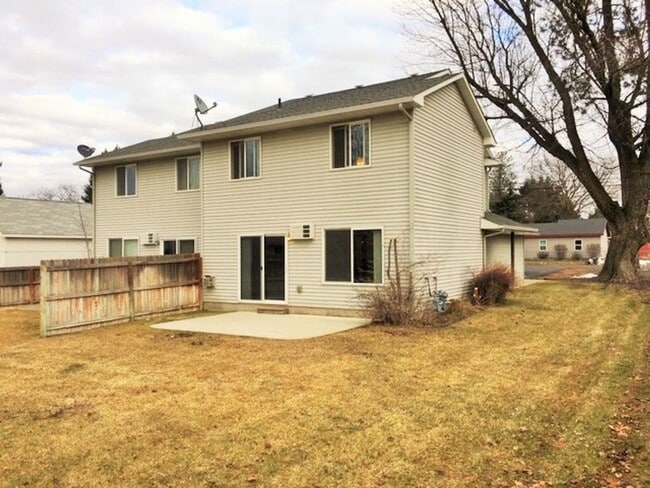 Building Photo - 1402