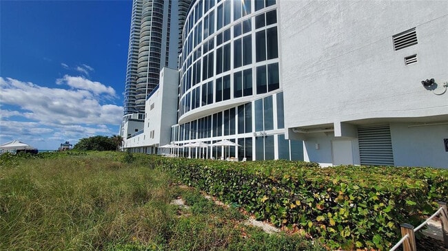 Building Photo - 15901 Collins Ave