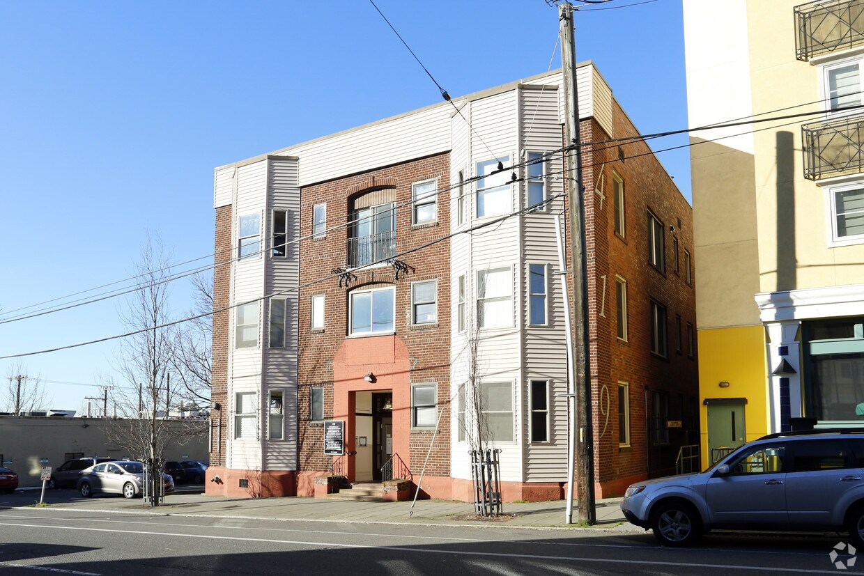 Primary Photo - 419 Queen Anne Ave N
