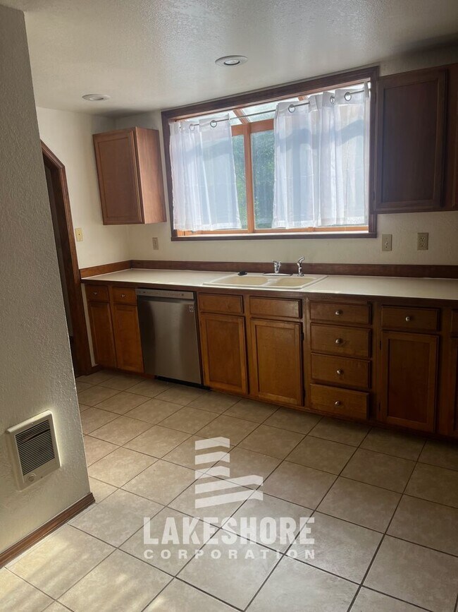Foto del edificio - Spacious 4 Bed 3 Bath Lynnwood Home w/ Ful...