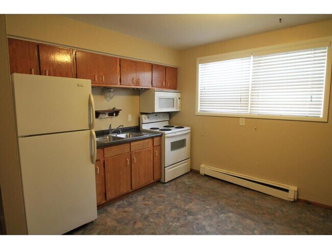 Building Photo - 1335 7th Ln