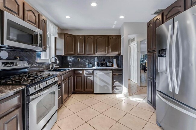 Building Photo - 1600 N 28th Ct