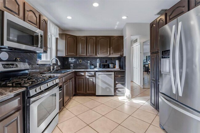 Foto del edificio - 1600 N 28th Ct