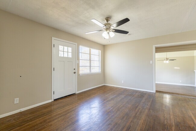 Foto del edificio - 5442 Loch Lomond Rd