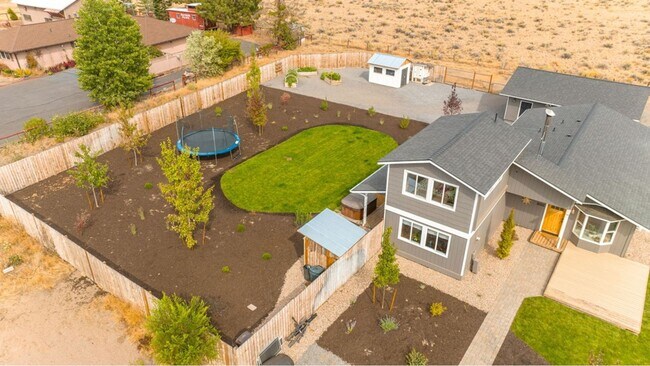 Building Photo - Charming 4-Bdr Farm House in Sisters Schoo...