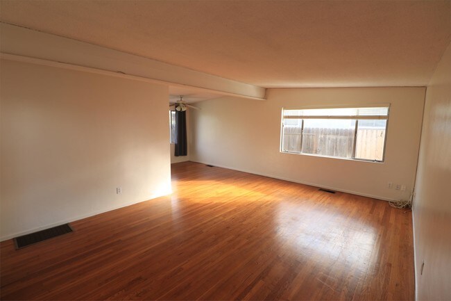 Foto del edificio - 4342 Conrad Ave