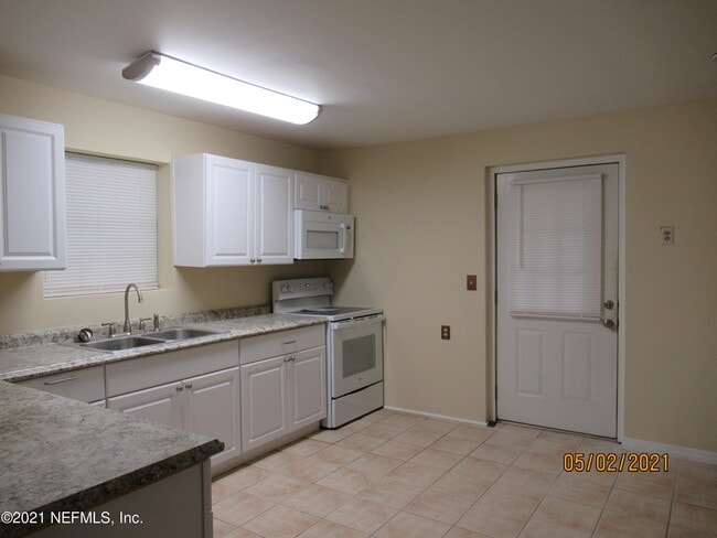 Building Photo - 8066 Graff Ln