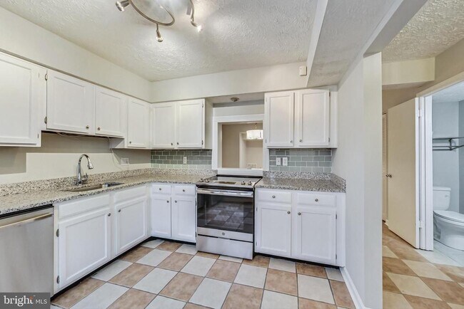 Building Photo - 5739 Independence Cir