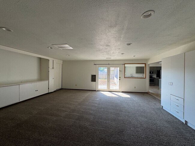 Building Photo - 6808 Clinton Way