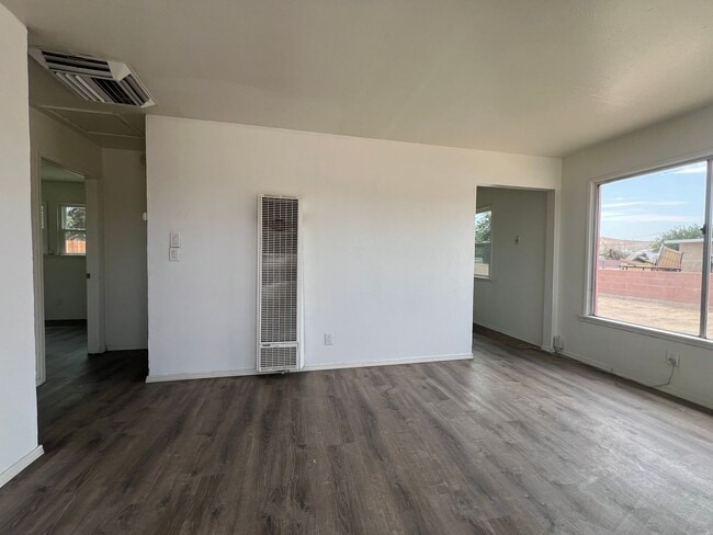 Building Photo - P054
