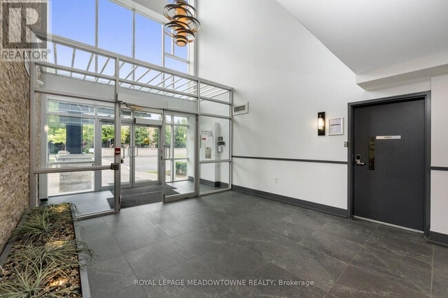 Building Photo - 570 Lolita Gardens