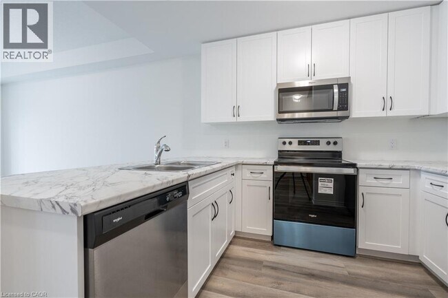 Photo du bâtiment - 1278 Baseline Rd