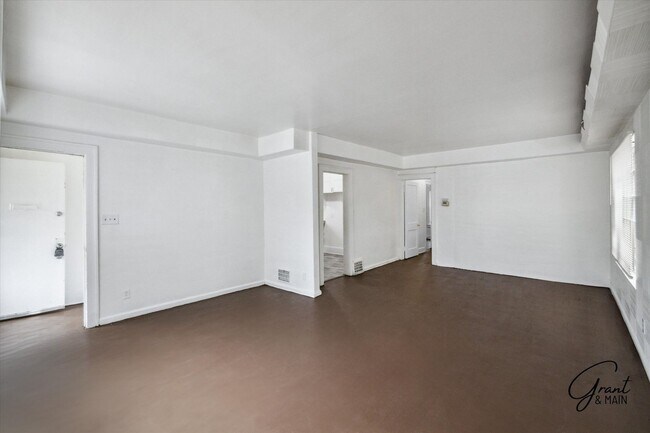 Building Photo - 4841 Cortland St