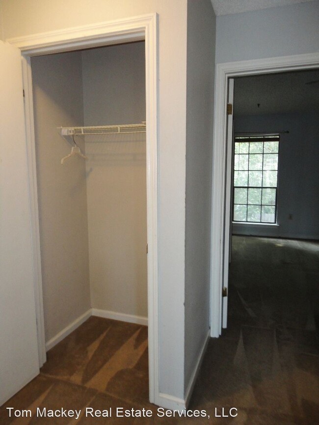Building Photo - 2 br, 1.5 bath House - 402 LONGWOOD COURT #B