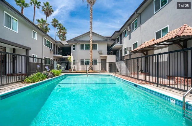 Photo - 5008 Hazeltine Ave (Los Angeles, CA) Apartment