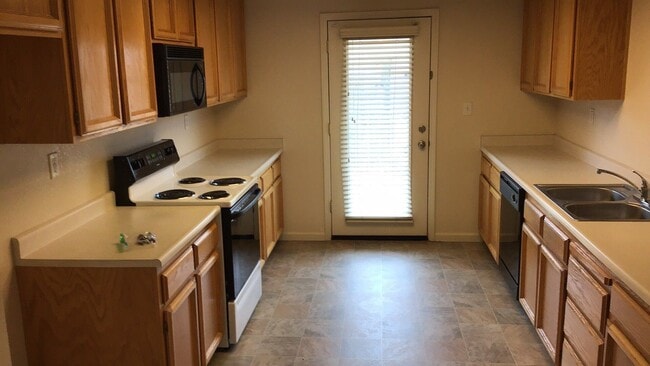 Building Photo - 3 Bedroom Coming Available