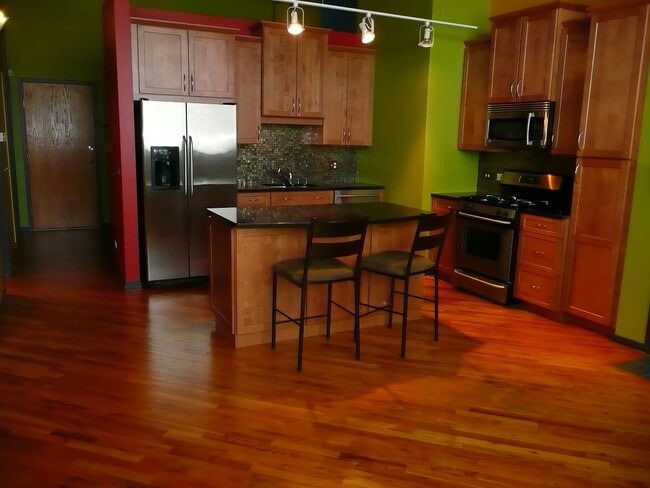 Building Photo - 601 Linden Pl