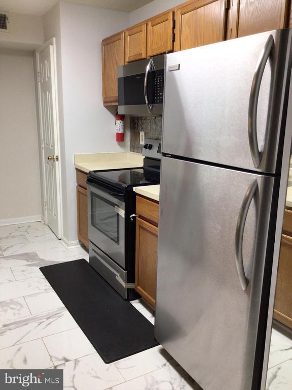 Foto del edificio - 9708 Lake Point Ct