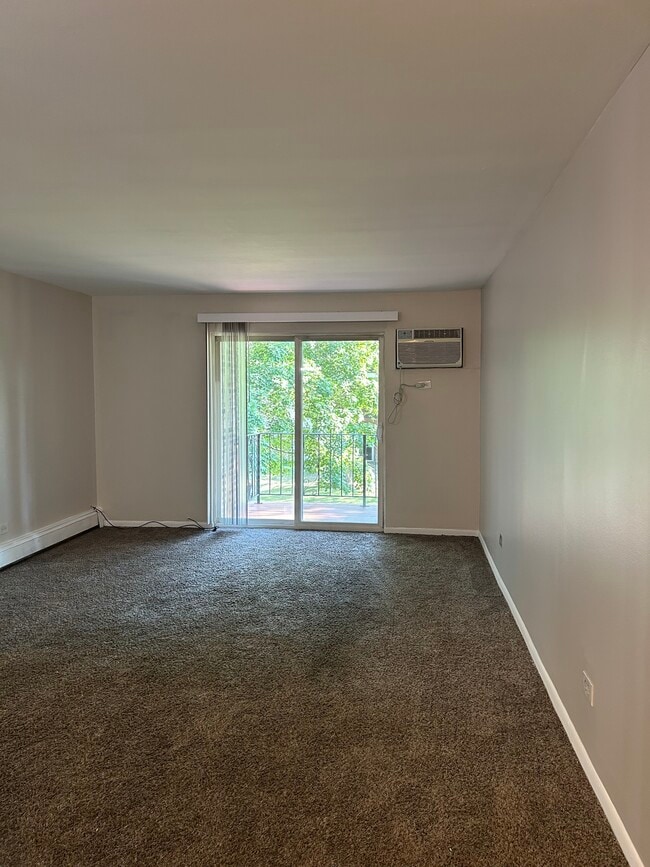 Building Photo - 555 Hill Dr