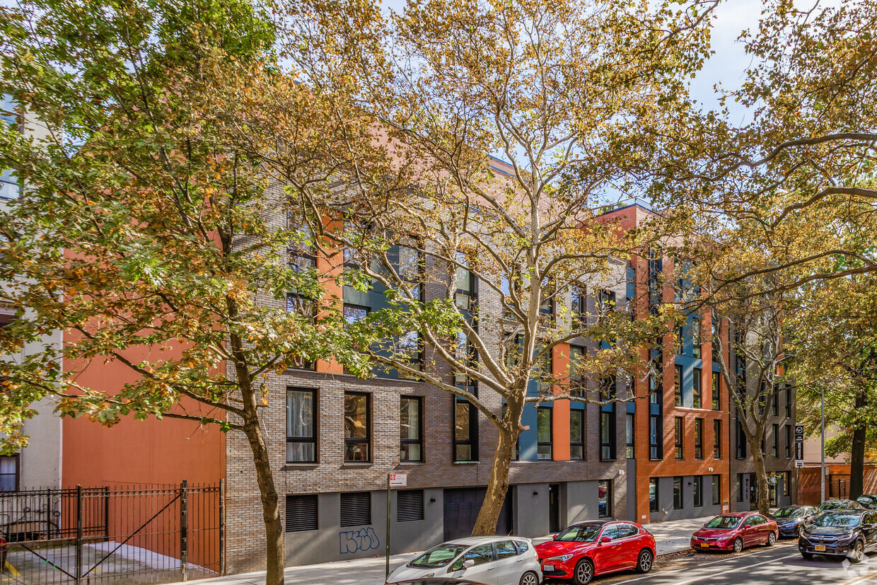 Primary Photo - 445 Vanderbilt