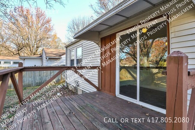 Building Photo - Cozy 2 Bedroom & 1 Bath Midtown Home READY...