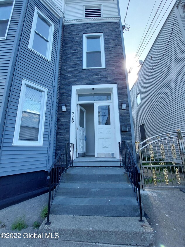 Primary Photo - 776 State St
