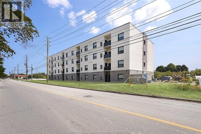 Building Photo - 705 Grand Marais Rd E