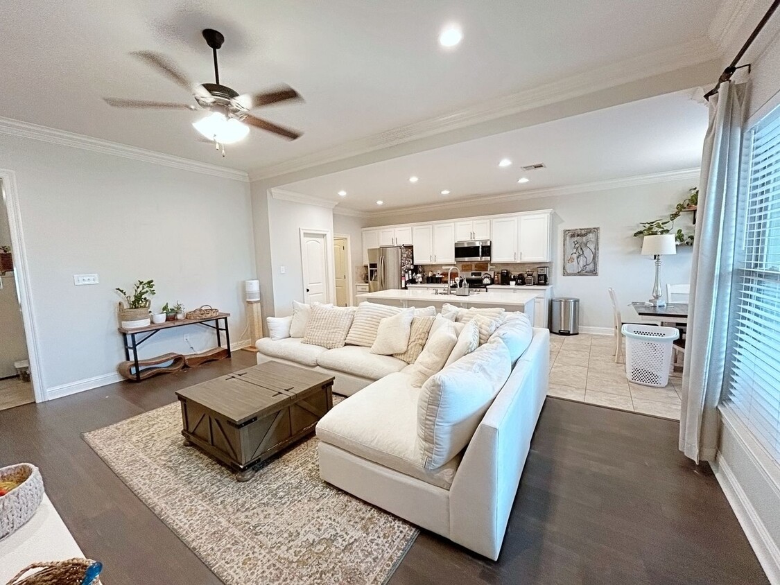 Foto principal - 3 Bedroom House Near LSU in Lake Villas