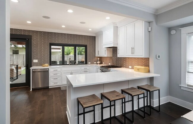 Foto del edificio - Beautiful Irvington Bungalow (3 Bed, 3 Bath)