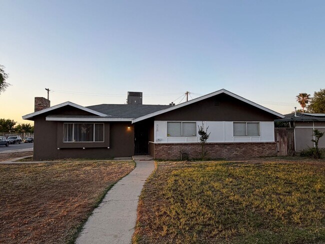 Foto del edificio - Affordable 3 BD 2 BA house in SW Bakersfield on a corner lot