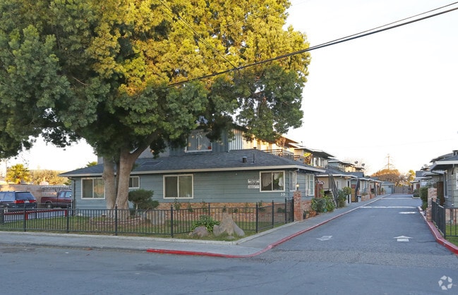 Building Photo - 39-55 Rancho Dr