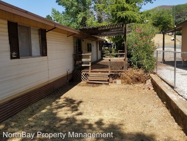 Building Photo - 3340 Lakeview Dr