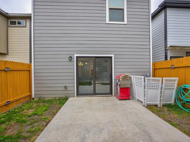 Building Photo - 1733 Yaupon Grove Ln